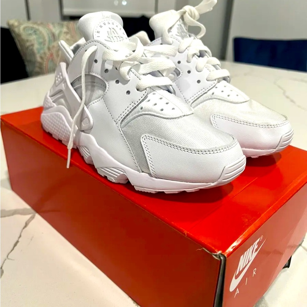 NIB Nike Air Huarache Run Shoes Sneakers Trainers Women’s Size 7.5 Triple White
